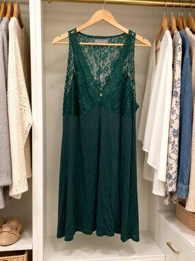 Daisy Fuentes Intimates Green Lace Slip-NWT